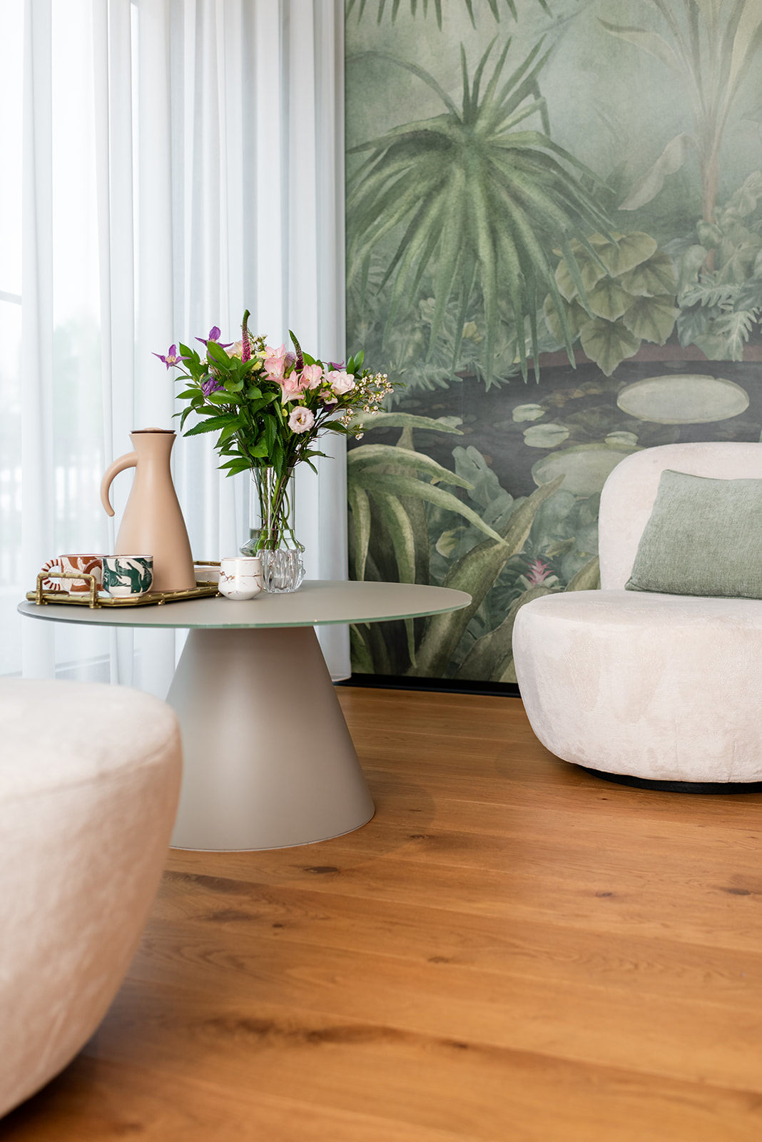 Relaxačná zóna s kresielkami a kyticou kvetov – FLOW Head Spa
